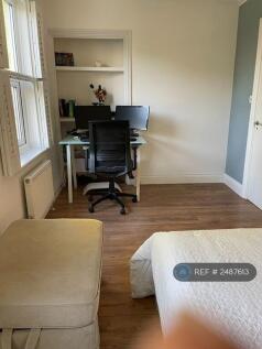 Large Double Bedroom With Workspace