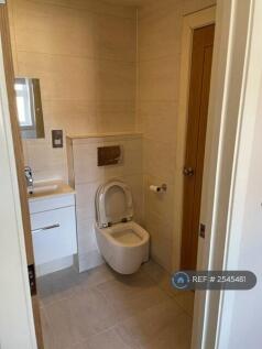 Room 6 Shared Bathroom