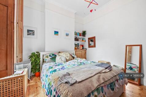 Kingsize Bedroom With Fitted Wardrobes