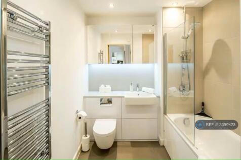 Main Bathroom  (Photo #1)