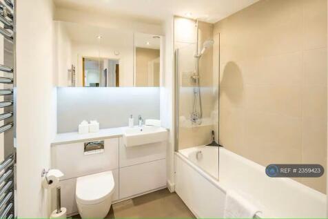 Main Bathroom  (Photo #2)