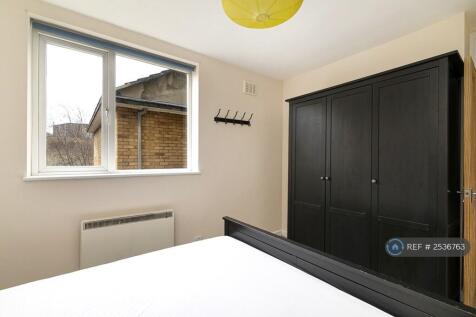 Main Bedroom - Large 3 Door Wardrobe 