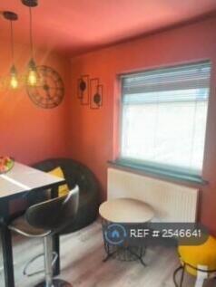 Cosy Sitting Area Including Breakfast Bar