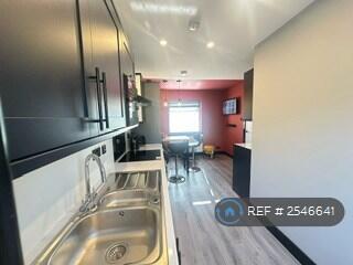 Fully Fitted Modern Kitchen 