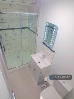 Large Ensuite Bathroom