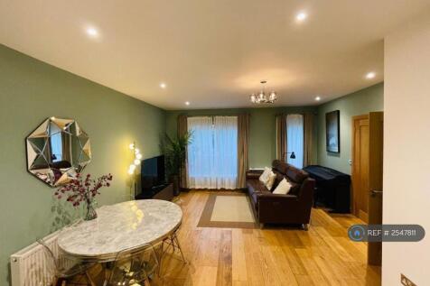 Living Room/Dining Area