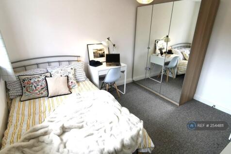 Room 4: Light, Bright Spacious En-Suite