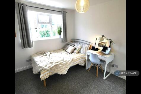 Room 4: Light, Bright Spacious En-Suite