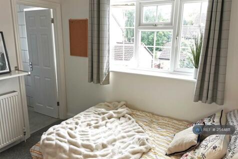 Room 4: Light, Bright Spacious En-Suite