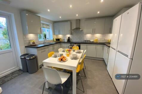 Kitchen: Stunning, Fully-Equipped Kitchen