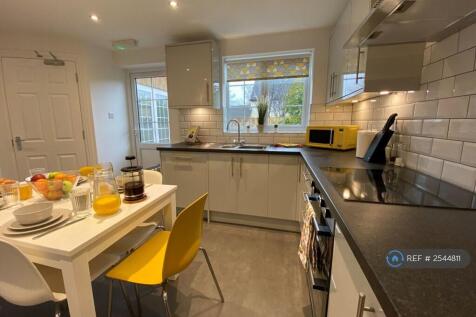 Kitchen: Stunning, Fully-Equipped Kitchen