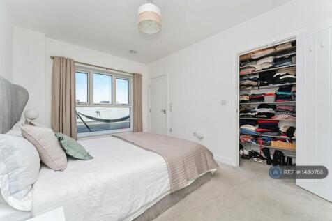 Master Bedroom 3 With Wardrobe Space
