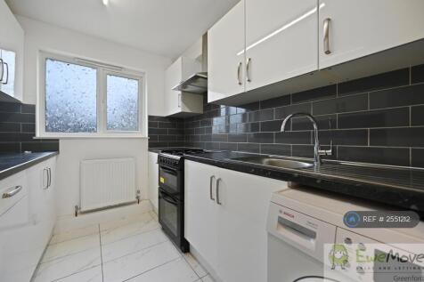 Kitchen (~ 9&#39;3&#34; x 7&#39;1&#34;)
