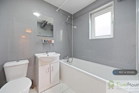 Bathroom (~ 6&#39;8&#34; x 5&#39;7&#34;)