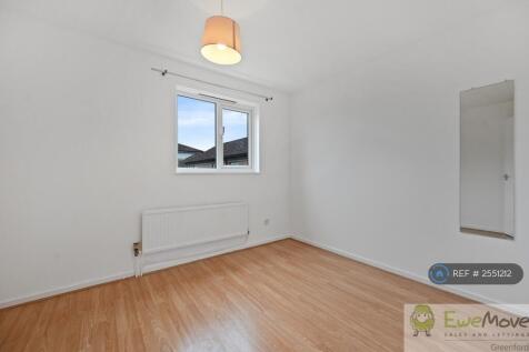 Bedroom 1 (~ 10&#39;11&#34; x 8&#39;5&#34;)