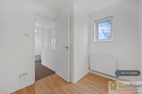 Bedroom 3 (~ 8&#39;11&#34; x 7&#39;1&#34;)