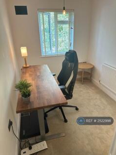 Newly Refurbished Second Bedroom &amp;/Or Home Study