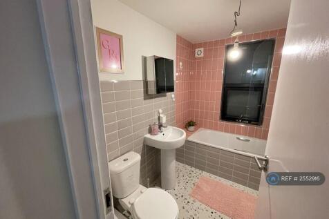 Family Bathroom w Bathtub And Shower