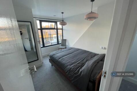 Master Bedroom 1 w Ensuite 