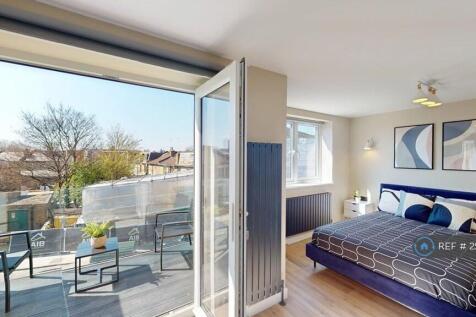 Main Ensuite Bed With Balcony