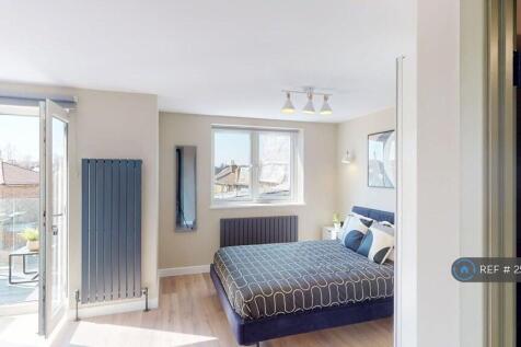 Main Ensuite Bed With Balcony