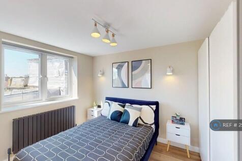 Main Ensuite Bed With Balcony