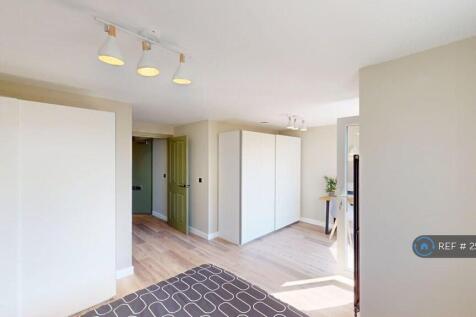 Main Ensuite Bed With Balcony