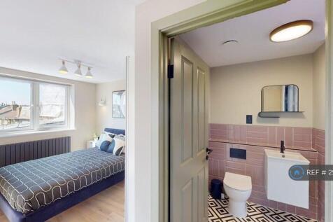 Main Ensuite Bed With Balcony