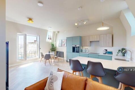 Top Floor Living/Dining With Balcony