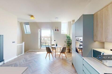 Top Floor Living/Dining With Balcony