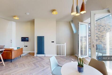 Top Floor Living/Dining With Balcony