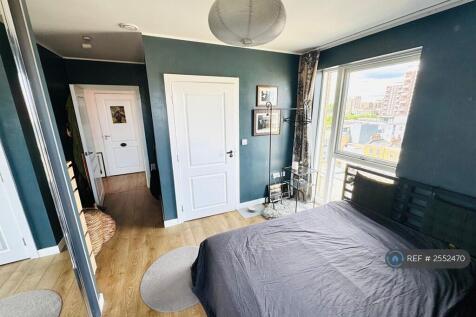 Master Bedroom w/ En-Suite