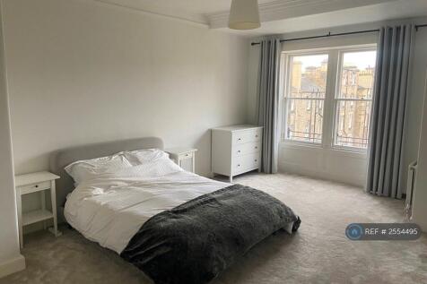 Very Large Bedroom With Comfy Carpet.