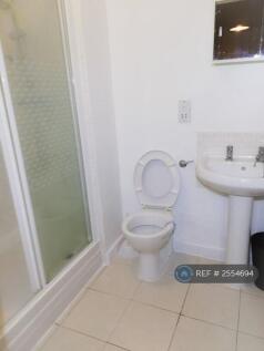 Ensuite Toilet/Shower