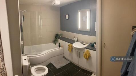 Bathroom Approx 335x205cm