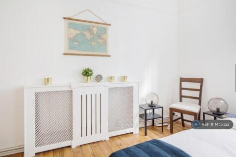 Large Double Bedroom Overlooking Gardens