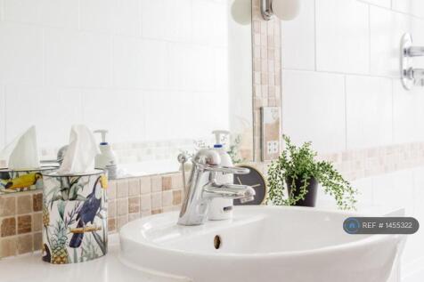 Bright Welcoming Bathroom