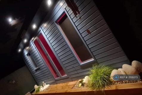 Beach Hut Exterior / Bedroom