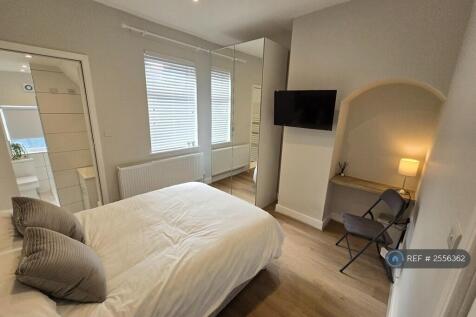 Spacious Hi-Spec Ensuite, Tv, Fast Broadband, Desk