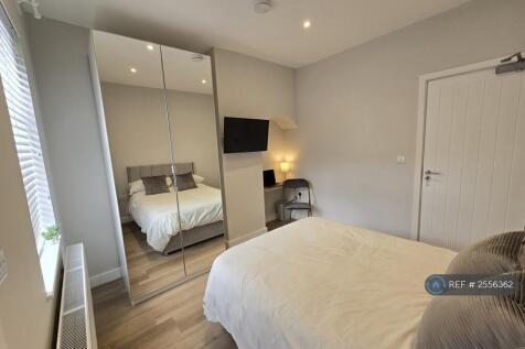 Spacious Hi-Spec Ensuite, Tv, Fast Broadband, Desk