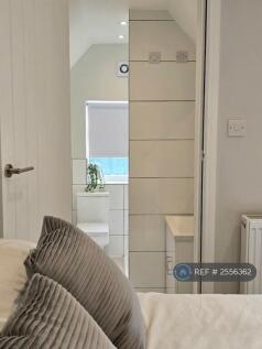 Spacious Hi-Spec Ensuite, Tv, Fast Broadband, Desk