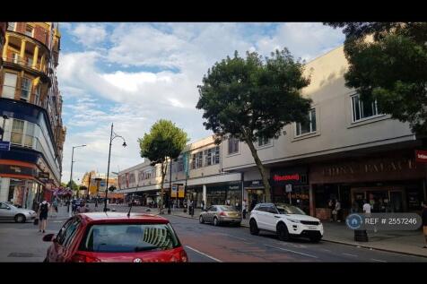 Town Centre 5 Minutes Walk