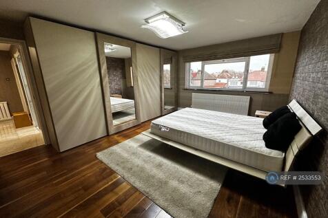 Room 2 - 4 Metres Of Italian Cuboard Storage 