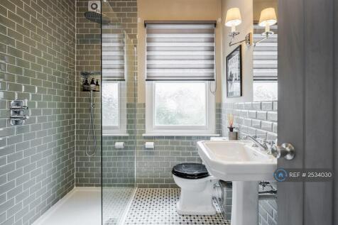 1st Floor Bathroom 