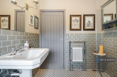 1st Floor Bathroom 