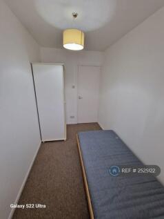 Second Bedroom With Sigle Bed &amp; Large Wardrobe