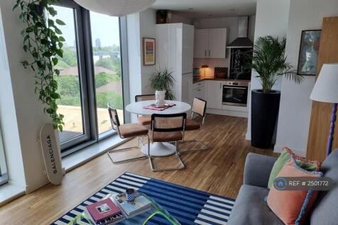 Lounge (With Current Tenants Belongings)