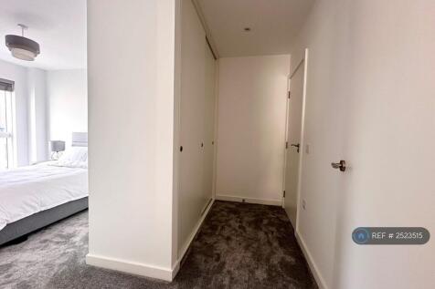Master Bedroom (Built In Wardrobe) 