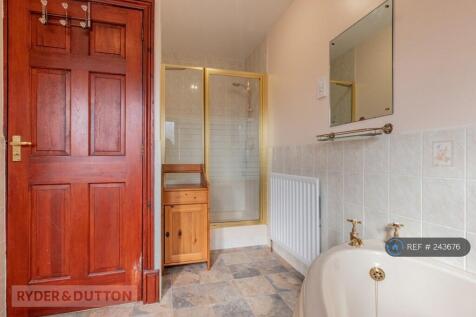 Main Bathroom (Shower)