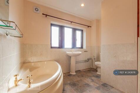 Main Bathroom (Bath)